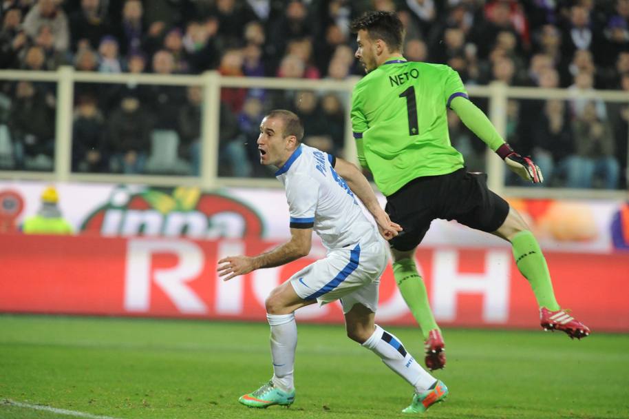 Palacio supera Neto e al 34&#39; del primo tempo l&#39;Inter  avanti 1-0 a Firenze. (Lapresse)